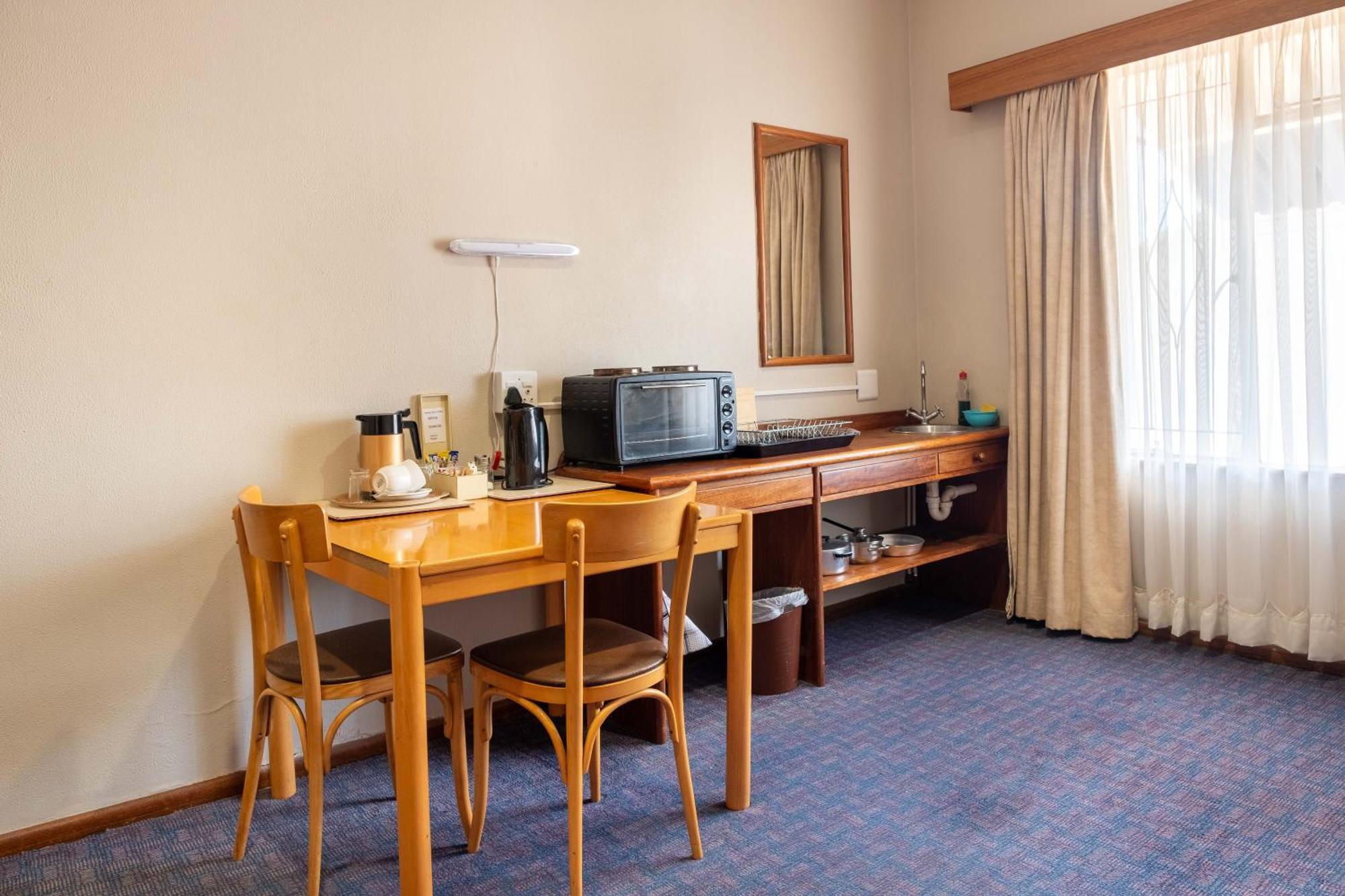 Karoo Country Inn Middelburg  Экстерьер фото